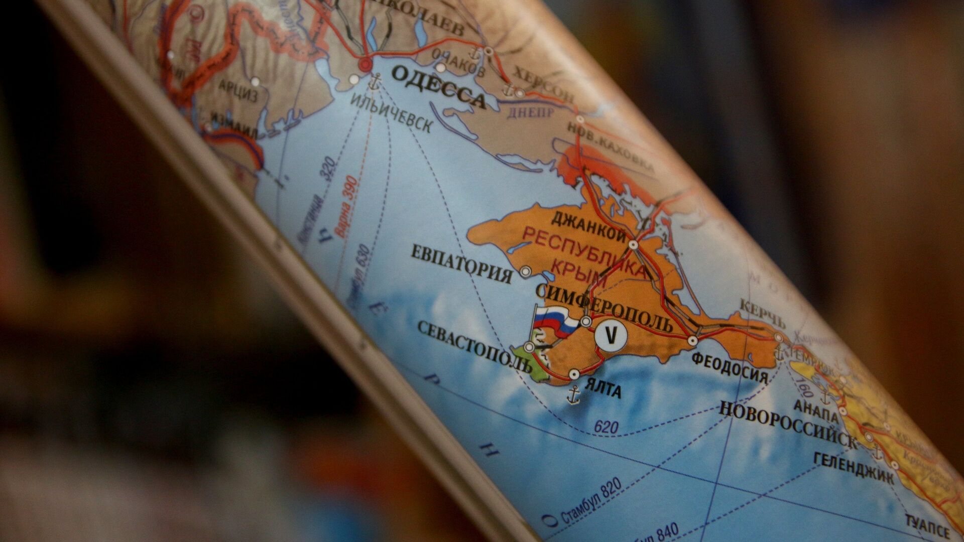 В Симферополе начали продавать политические карты, на которых Крым является частью территории РФ - РИА Новости, 1920, 22.03.2023
