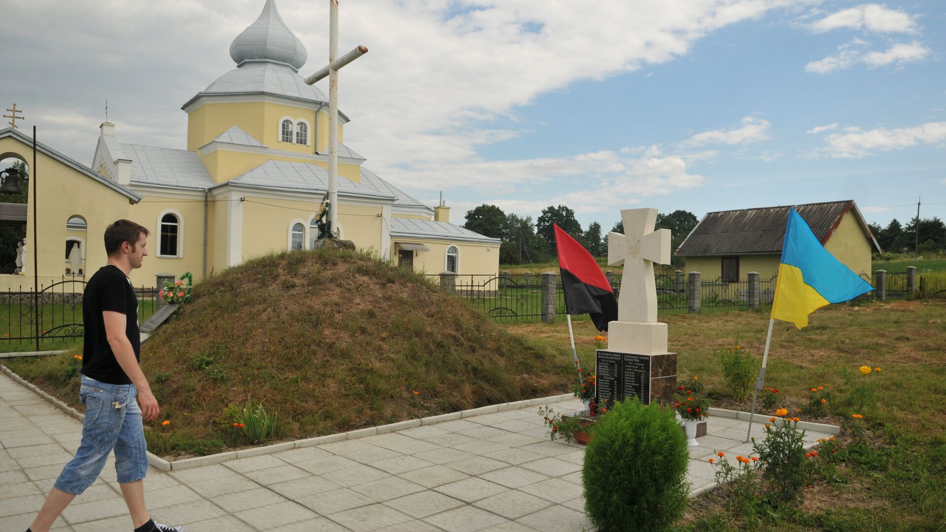 На Украине открыли памятник жертвам польской Армии Крайовой - РИА Новости, 1920, 15.06.2023