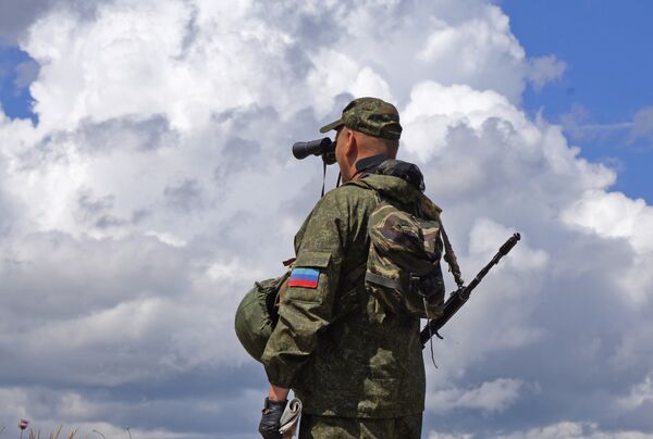 Военнослужащий Народной милиции ЛНР на позициях у линии соприкосновения в Донбассе