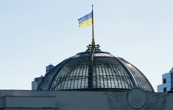 Флаг на крыше Верховной Рады Украины в Киеве