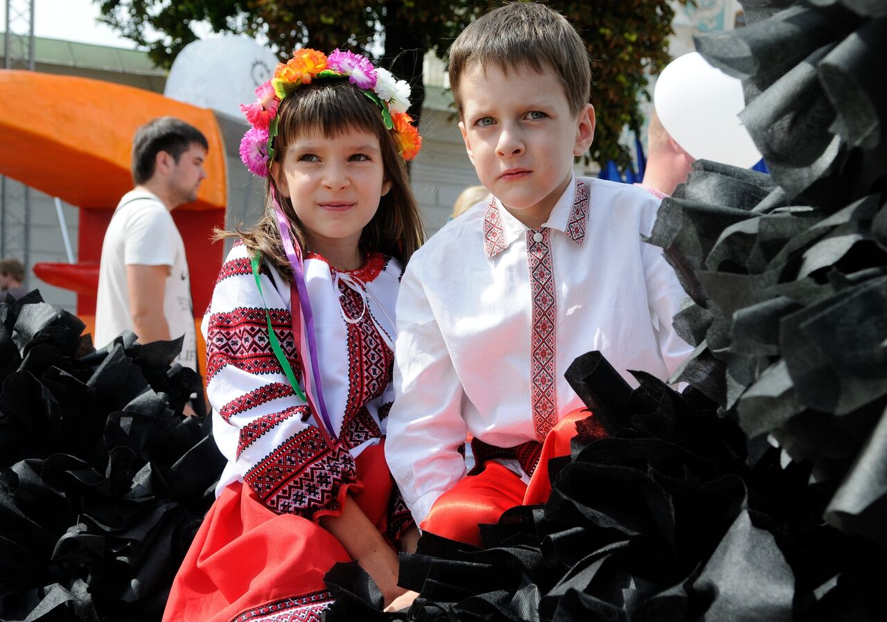 Юный почему 1. Молодые украинцы. Школьники Украины в вышиванках. Среди молодых украинцев.