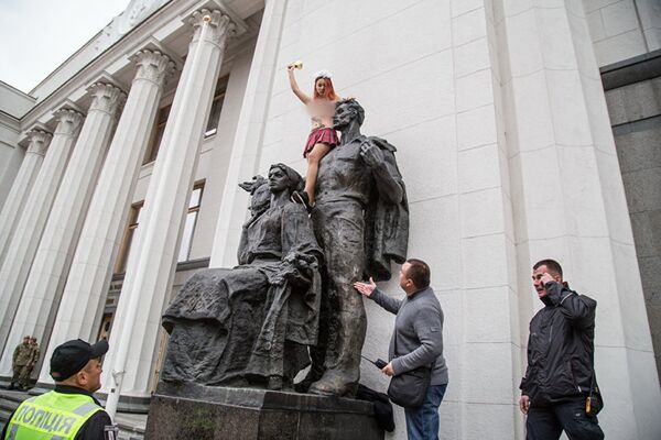 Активистка Femen у верховной рады 05.09.2017