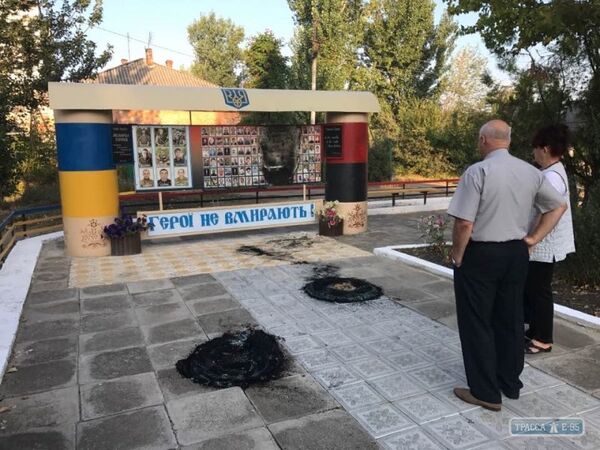 сожгли фотографии на стенде воинов АТО и «героев Небесной сотни» в городе Ананьеве