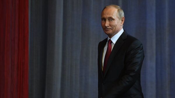 Президент РФ В. Путин посетил праздничный концерт по случаю Дня учителя