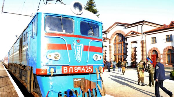 ДНР запустила первый пассажирский поезд, следующий к границе с Россией ДНР запустила первый пассажирский поезд, следующий к границе с Россией