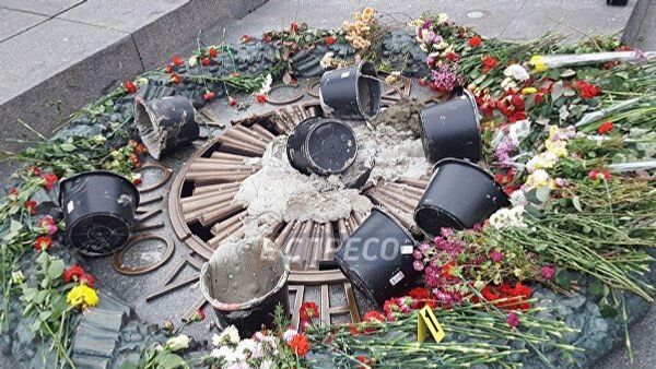 В Киеве вандалы залили цементом Вечный огонь 