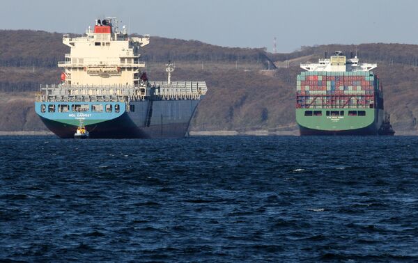 Иностранное торговое судно на рейде порта Владивосток