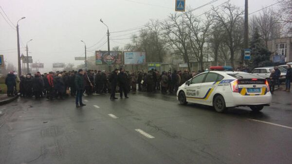 В Николаеве рабочие Судостроительного завода перекрыли дорогу
