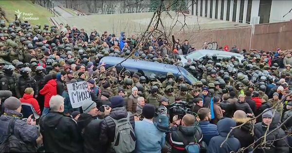 Микроавтобус с Саакашвили заблокирован в центре Киева