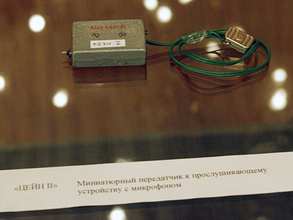 Экспонат выставки подслушивающих устройсв в Чешском центре в Москве