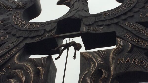 памятник жертвам волыни волынской резни в польше ребенок на вилах