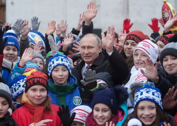 Президент РФ В. Путин встретился с гостями Кремлевской елки
