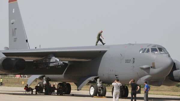 Прилет бомбардировщика Б-52 на авиасалон МАКС-2011