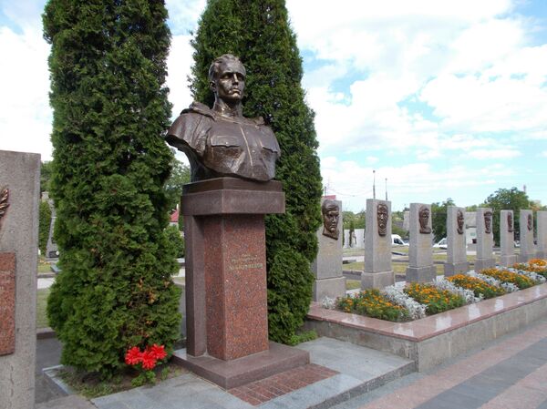 Памятник Кузнецову