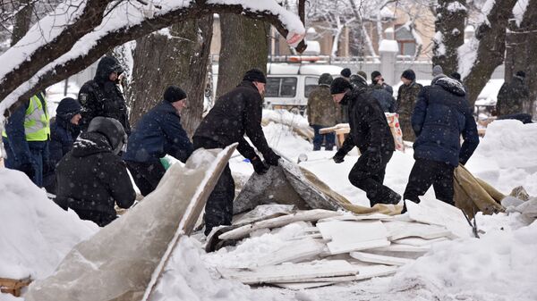 Демонтаж палаточного городка у Верховной рады в Киеве Демонтаж палаточного городка у Верховной рады в Киеве