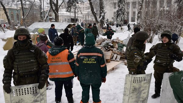 Демонтаж палаточного городка у Верховной рады в Киеве Демонтаж палаточного городка у Верховной рады в Киеве