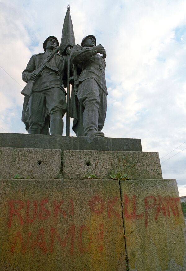 памятник советским солдатам на Зеленом мосту в городе Вильнюсе.