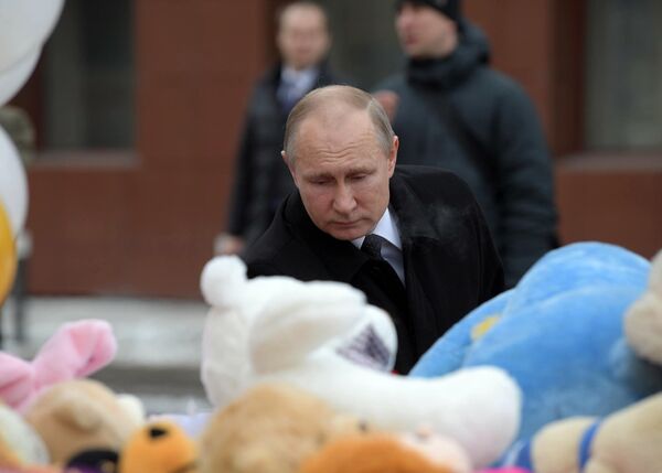 Президент РФ Владимир Путин возлагает цветы к стихийному мемориалу у торгового центра Зимняя вишня в Кемерово, где случился пожар.