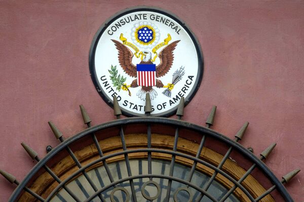 Американский герб на здании генерального консульства США в Санкт-Петербурге