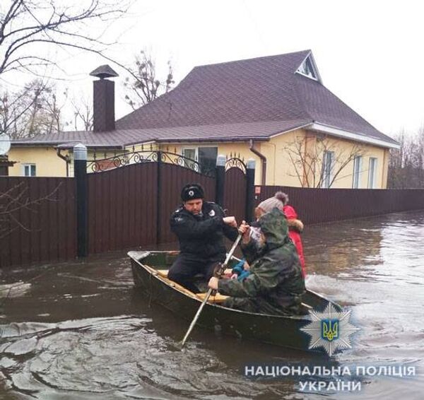 Потоп паводок разлив полицейский полиция лодка жители весна