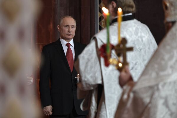 Президент РФ В. Путин и премьер-министр РФ Д. Медведев на пасхальном богослужении