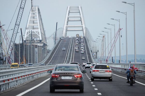 Начало автомобильного движения по Крымского мосту
