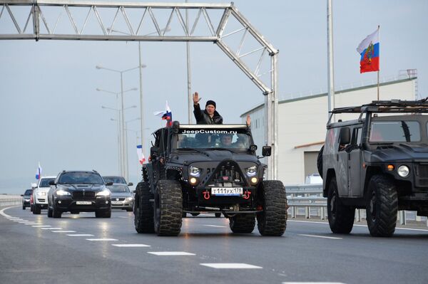 Начало автомобильного движения по Крымского мосту