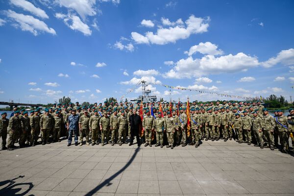 Порошенко во время проходящих в Николаеве торжеств по случаю 100-летия создания морской пехоты