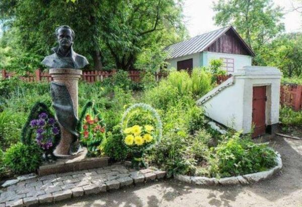 В Черкасской области во дворе дома-музея неизвестные разрушили памятник одного из основателей «Народного руха Украины» Вячеслава Черновола