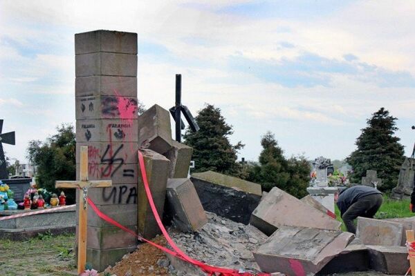 Демонтаж памятника воинам упа в грушовичах