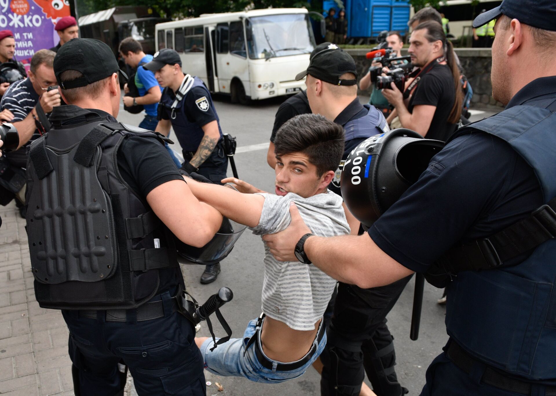 Полиция задержала участников ЛГБТ-митинга в Петербурге | rebcentr-alyans.ru