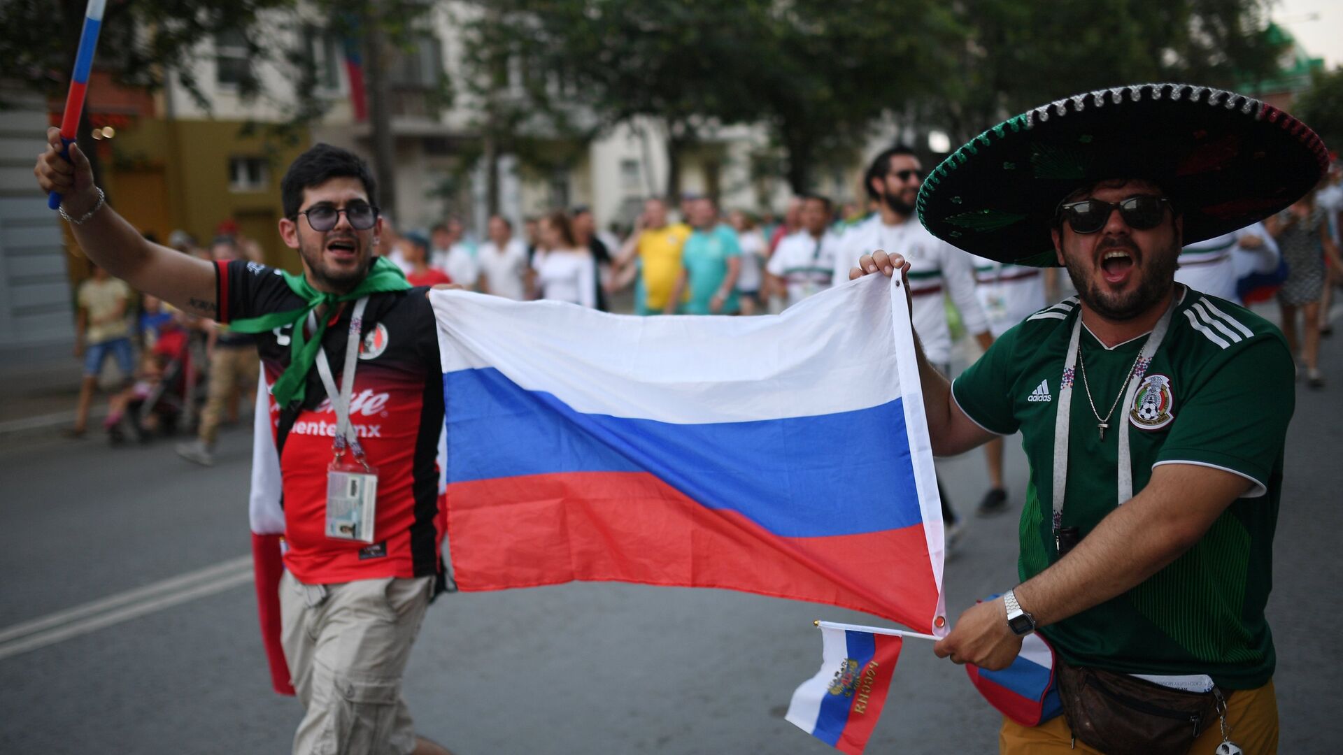 Болельщики празднуют победу сборной России - РИА Новости, 1920, 02.07.2018