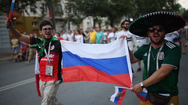 Болельщики празднуют победу сборной России
