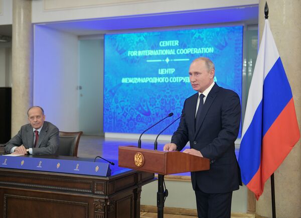 Президент РФ В. Путин встретился с представителями штаба по обеспечению безопасности ЧМ по футболу 2018