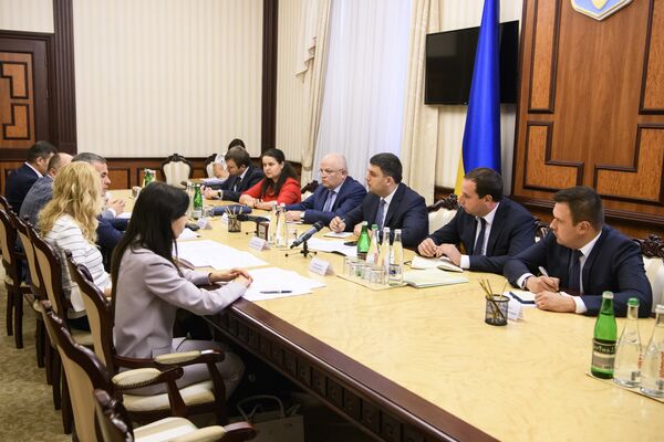 Премьер-министр Украины Владимир Гройсман поручил министерству иностранных дел начать консультации с международными организациями по поиску независимых экспертов для создания Антикоррупционного суда