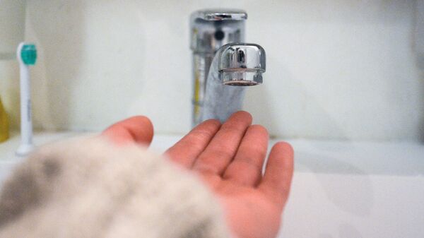 Кран в ванной комнате во время сезонного отключения горячей воды в Москве.