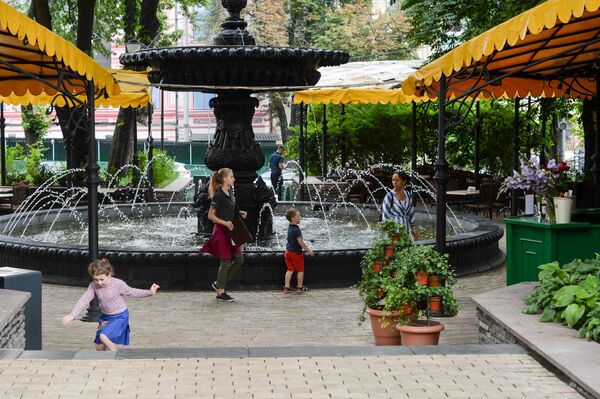 Киев лето жители улица фонтан дети
