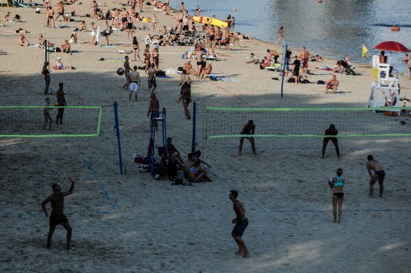Киев пляж жители Днепр волейбол отдыхающие