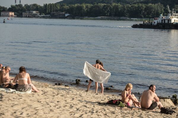 Киев пляж жители Днепр отдыхающие корабли