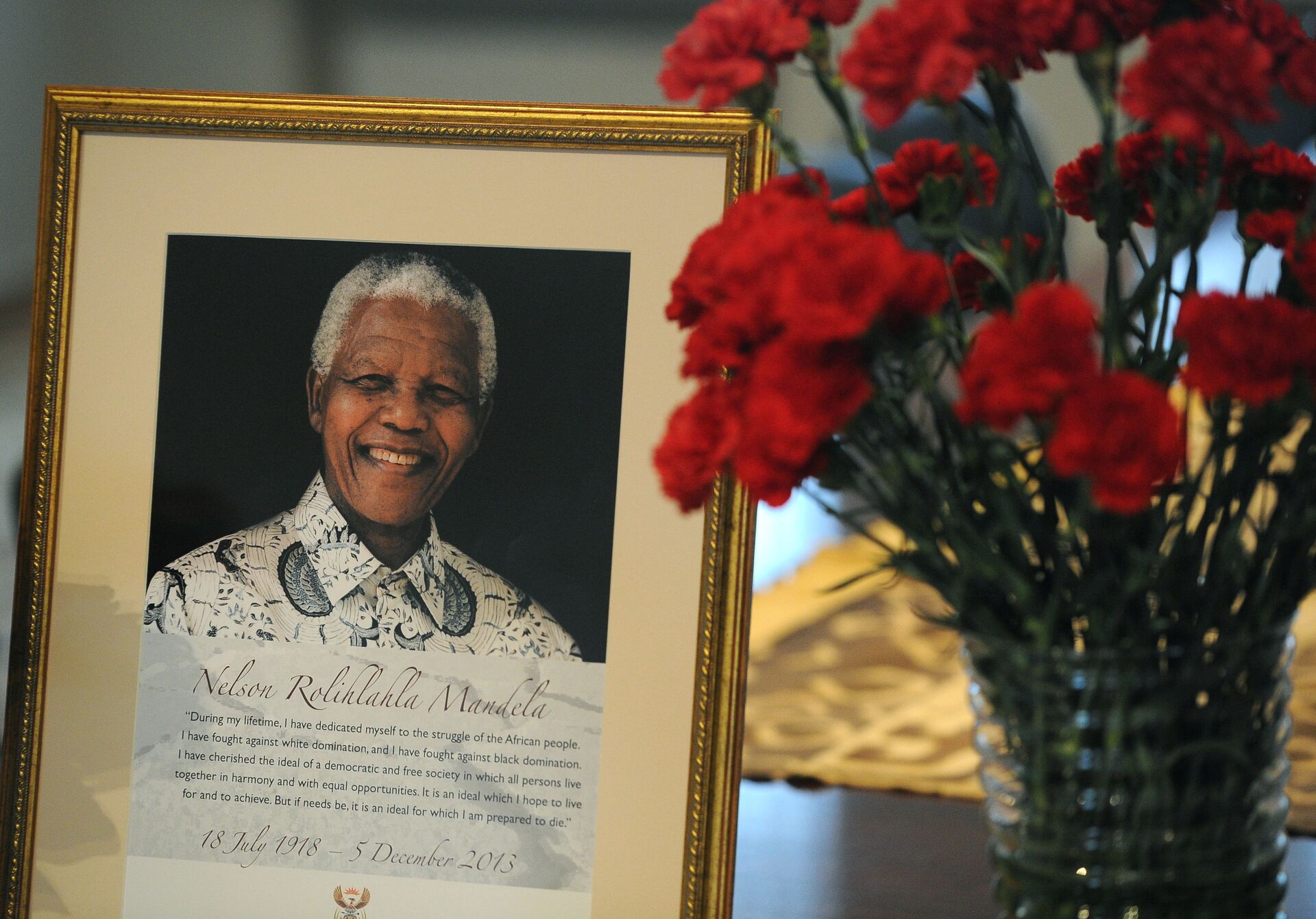 В посольстве ЮАР в Москве открыта книга памяти Нельсона Манделы - РИА Новости, 1920, 18.07.2018