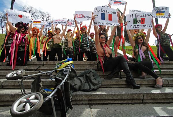 Активистки женского движения FEMEN провели акцию Фашизофрения