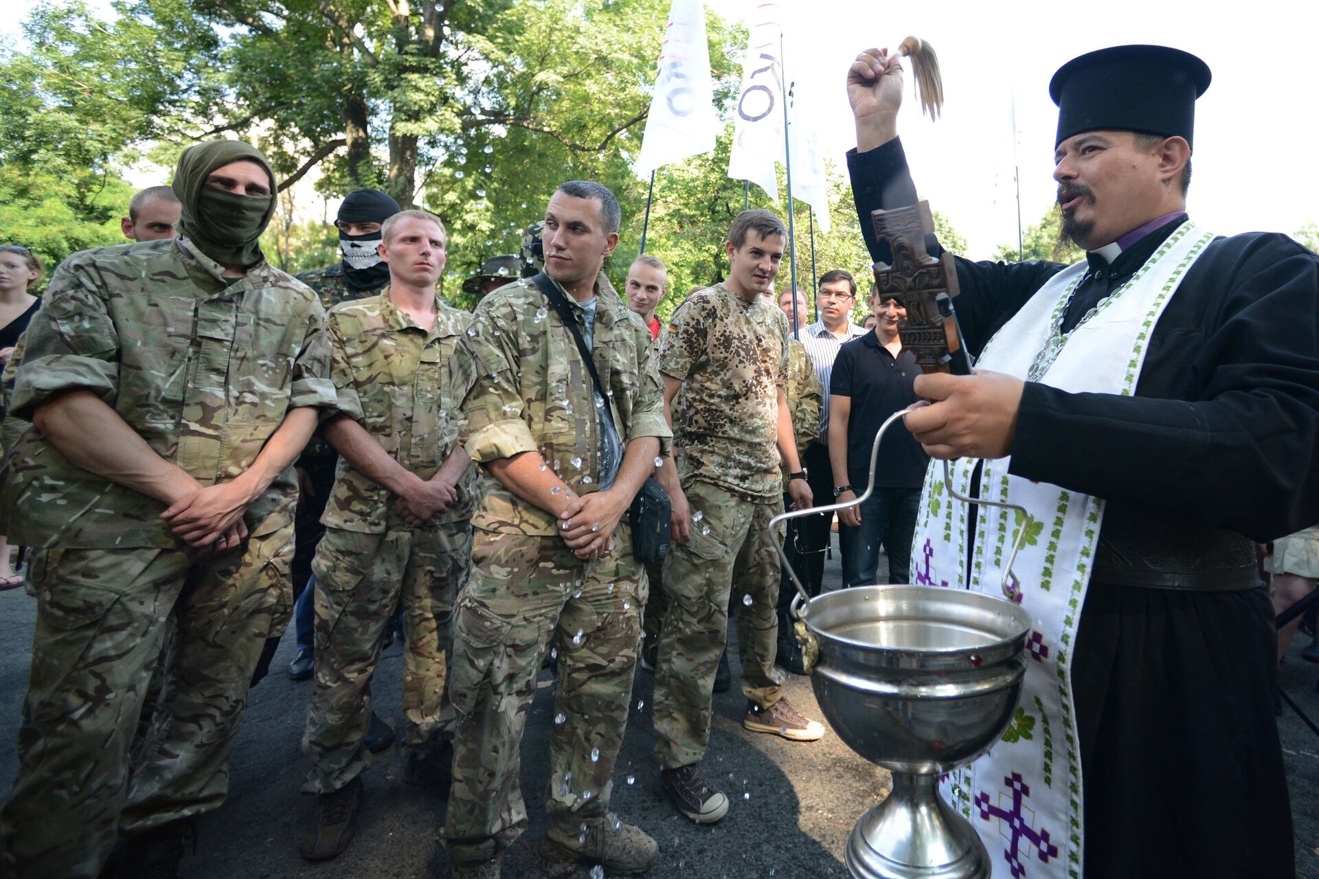 Проводы бойцов батальона нацгвардии Шахтерск в Киеве в зону силовой операции - РИА Новости, 1920, 20.10.2024