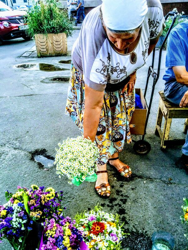 украина уличная торговля нищий пенсионер рынок продажа цветы