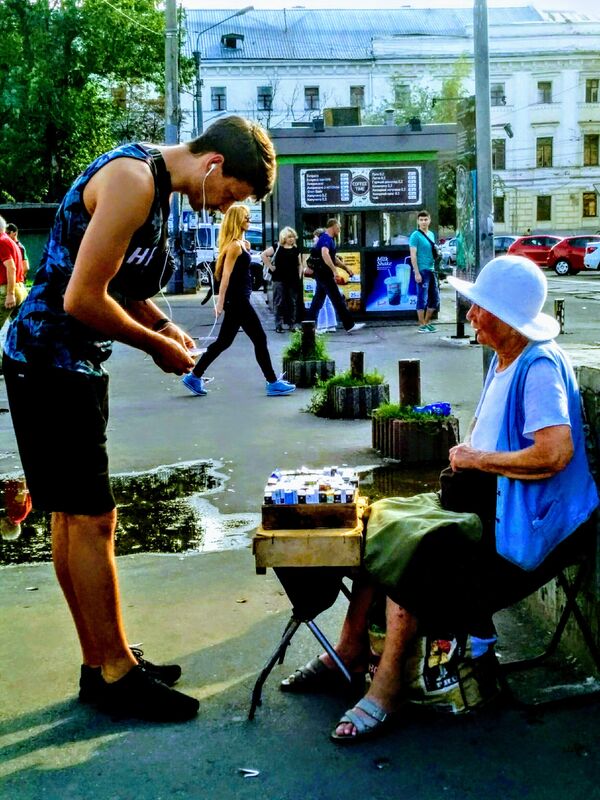 украина уличная торговля нищий пенсионер рынок продажа сигареты