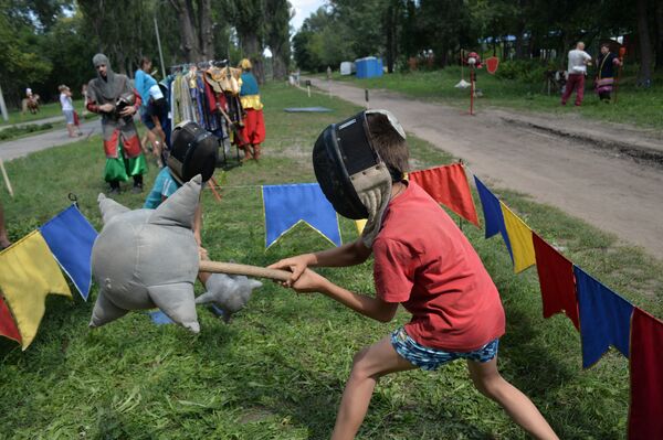 дети бой палицами праздник жители парк киев