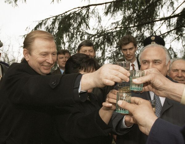 Премьер-министр РФ Виктор Черномырдин (справа) и президент Украины Леонид Кучма (слева) на встрече с ветеранами ВОВ во время визита В. Черномырдина в Новгород.