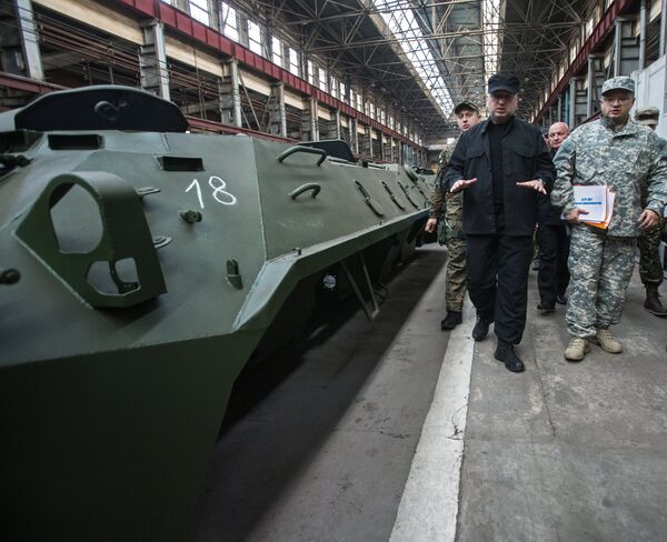 Секретарь совета национальной безопасности и обороны Украины Александр Турчинов (второй справа) во время посещения Киевского бронетанкового завода