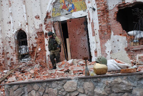 Ополченец Донецкой народной республики (ДНР) у разрушенного в результате обстрела Иверского женского монастыря в Донецке