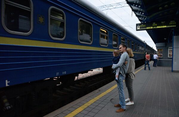 Пассажиры на перроне Центрального железнодорожного вокзала в Киеве