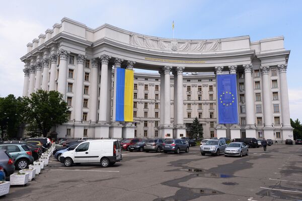 Здание МИДа Украины с национальным флагом Украины и флагом Евросоюза на фасаде